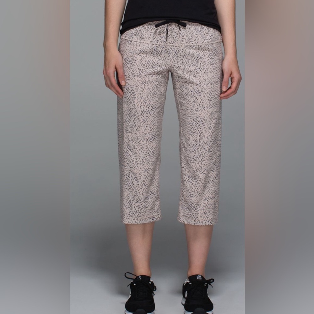 Lululemon Step Lively Crop Dottie Dash Grain Black Size 4